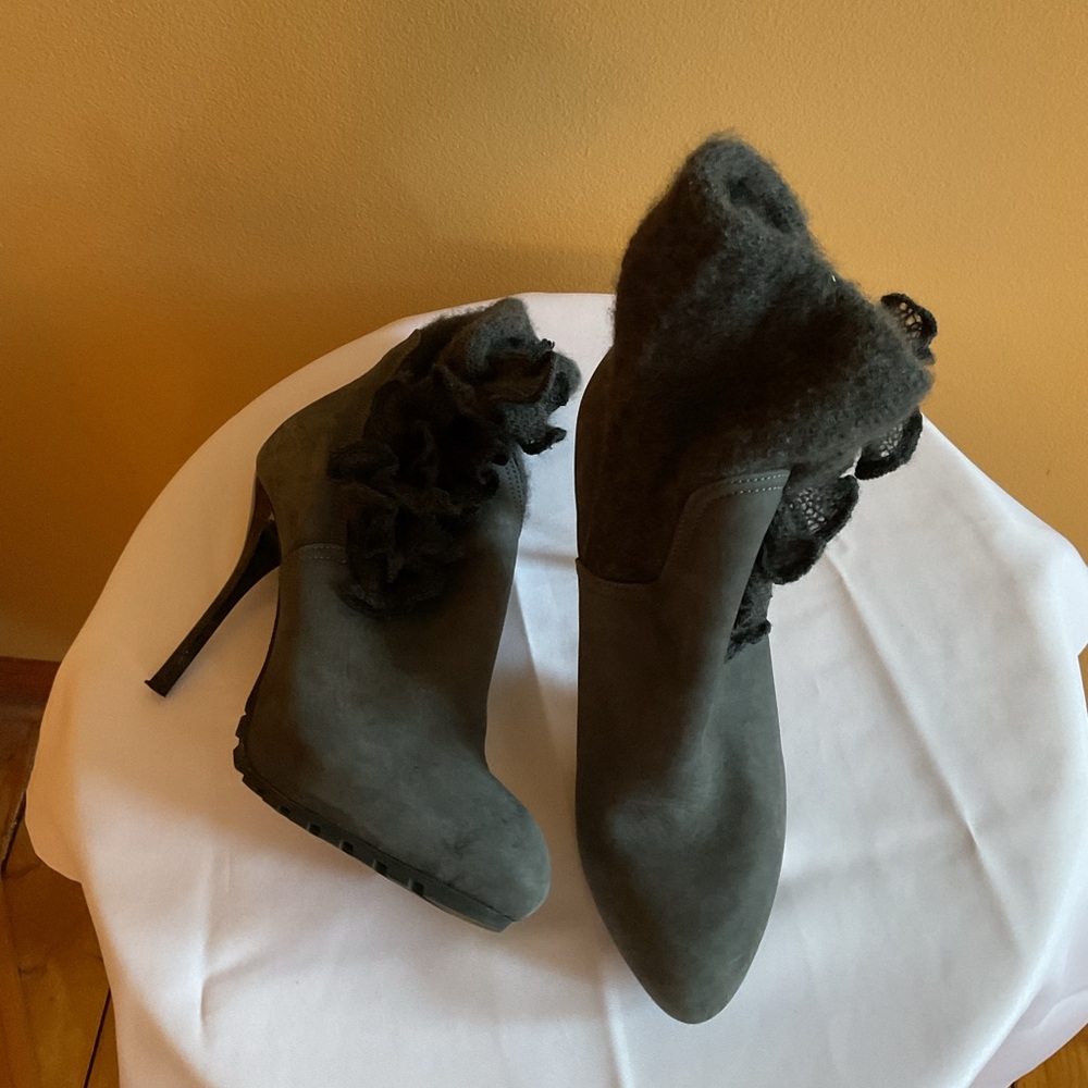 Elegant Grey Suede Stiletto Ankle Boots with Ruffle Detail Size 7.5 - Picture 5 of 9